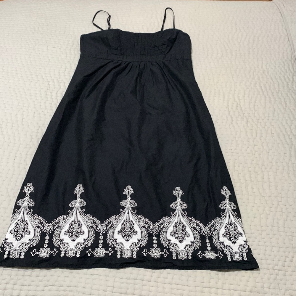 Ann Taylor Loft Black dress with white appliqué. Size 8